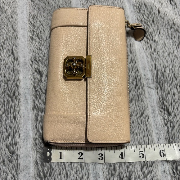 CHLOE LONG ELSIE WALLET zip-around, with a signature floral turn-lock closure. - Picture 11 of 14